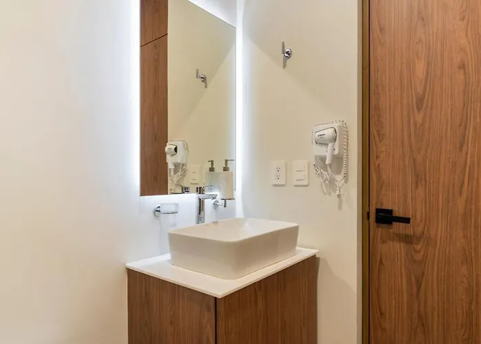 Brand New With King Bed And Rooftop Pool *
