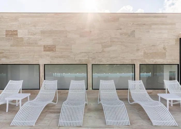 Brand New With King Bed And Rooftop Pool