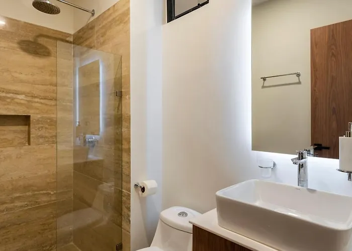 Brand New With King Bed And Rooftop Pool